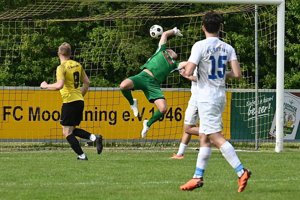 Es hat eingeschlagen: Eittings Keeper Ludwig Kollmannsberger fliegt vergebens, Manuel Gröber (Nr. 9) erzielt den Treffer zum 4:2-Endstand für den FC Moosinning 2. Im Vordergrund Eittings Ludwig Heß.