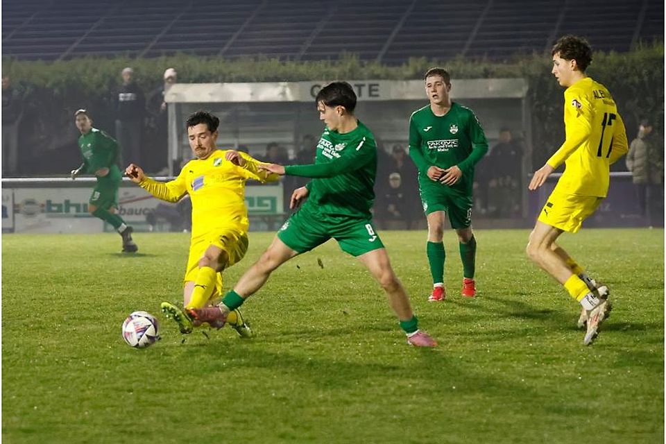 Fuß an Fuß duellierten sich Alemannia Waldalgesheim (gelbe Trikots) und die TuS Marienborn um Issa Beydoun.	Foto: Edgar Daudistel