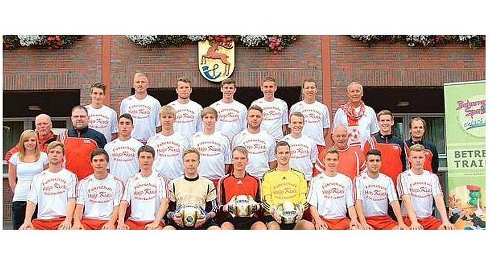 Breit aufgestellt geht die junge und erfolgshungrige Mannschaft des BV Bockhorn um Trainer Sebastian Schütte (mittlere Reihe, Zweiter von rechts) in die neue Spielzeit der Fußball-Bezirksliga. Bild: privat