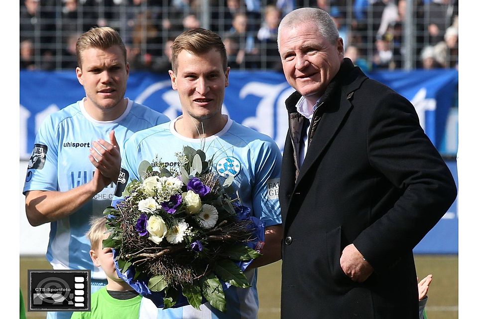 Zuerst geehrt,mit Kickers-Präsident Rainer Lorz, dann Torschütze, Alessandro Abruscia. Foto: CTS-Sportfoto Zuerst geehrt,mit Kickers-Präsident Rainer Lorz, dann Torschütze, Alessandro Abruscia. Foto: CTS-Sportfoto