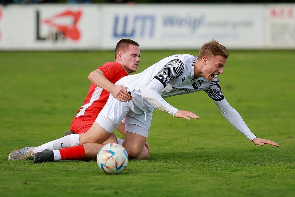 Maximilian Schmidt (rechts) war beim Heimsieg gegen den FC Memmingen II nur schwer zu stoppen. Das Siegtor des FC Ehekirchen geht auf sein Konto.