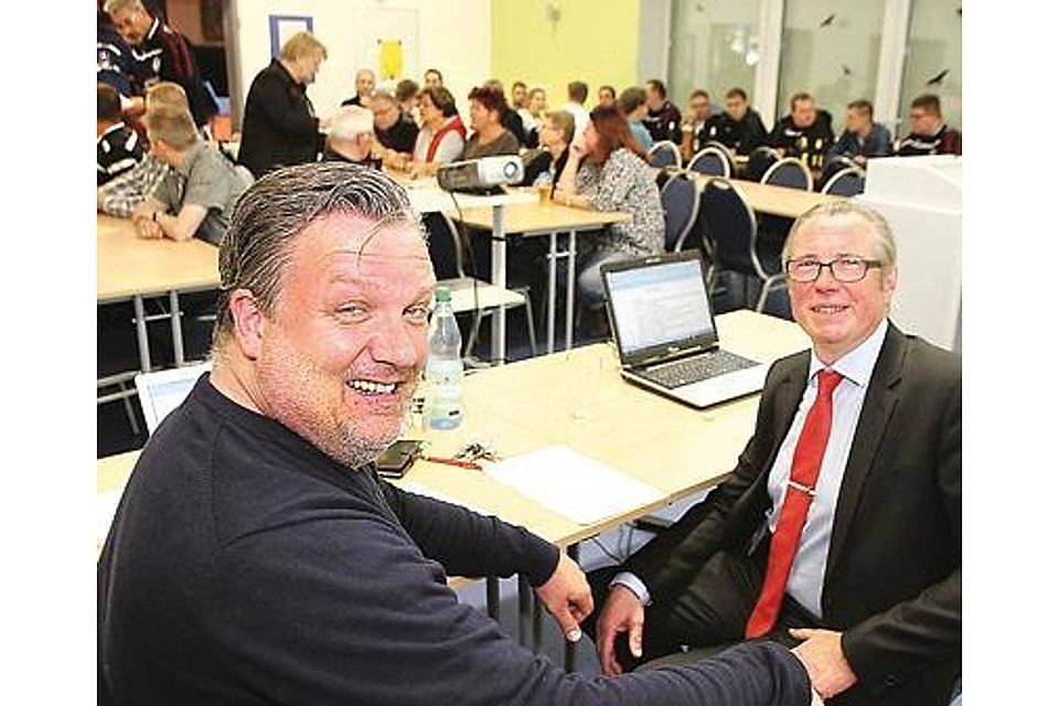 Das letzte Foto als TSV-Vorsitzender:  Uwe Vogel (rechts) und Geschäftsführer Raphael Riekers unmittelbar vor Beginn der außerordentlichen Mitgliederversammlung Stefan Idel
