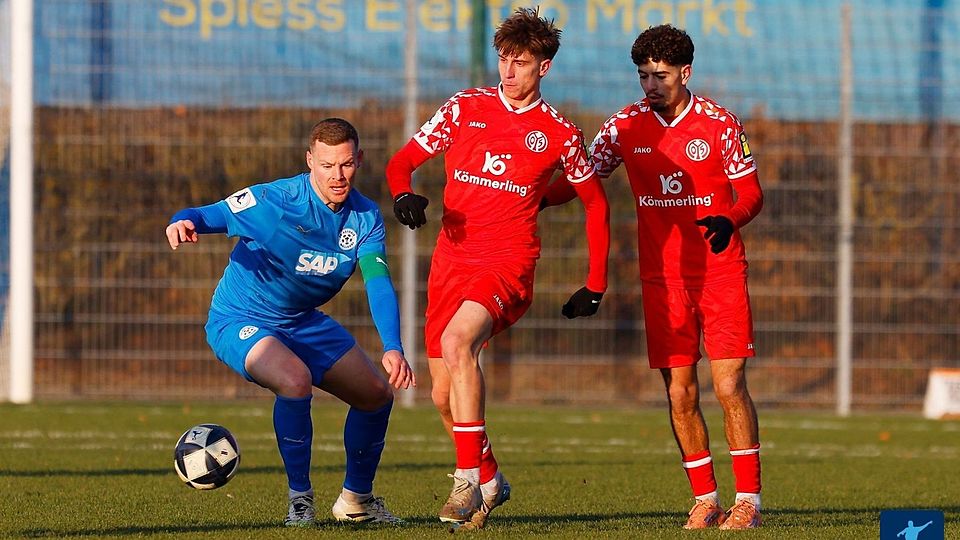 Torschütze Marcel Carl (l.) beim Ligaspiel Ende November gegen die Mainzer U23.
