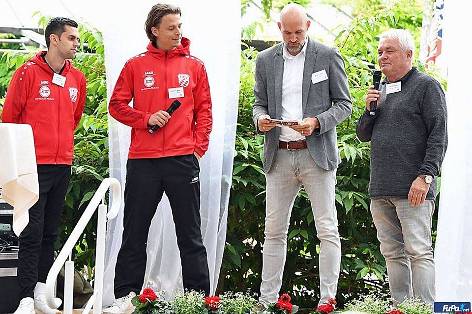 Der Trainer und sein Assistent: Alex Käs (li.) und Johannes Müller (2.v.li.) stehen sportlich bei den Rainern in der Verantwortung. 