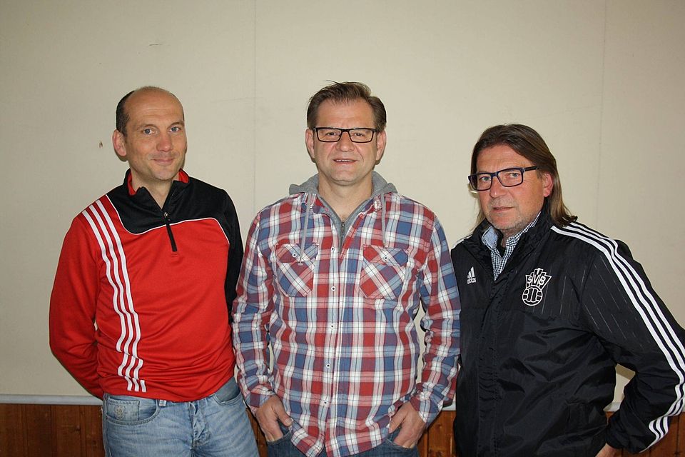 Fußballabteilungsleiter Dieter Kupfer, Helmut Wolff und Vorstand Edmund Knauer. F: SVB