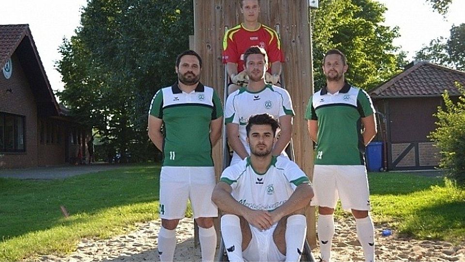 Der neue Coach Tobias Tschernik (l.) und sein Co-Coach Christoph Duda (r.) begrüßen die neuen Spieler (von oben) Jonas Kell, Marc Vorderstraße und Benjamin Demir. Es fehlt: Tim Oliver Vogler.