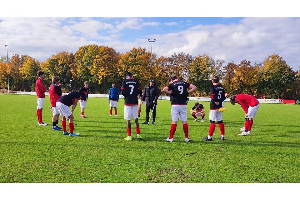 Die B-Junioren des SV Germering auf dem Platz mit ihrem Trainer Sandro Zedde, der auf Krücken angewiesen ist.