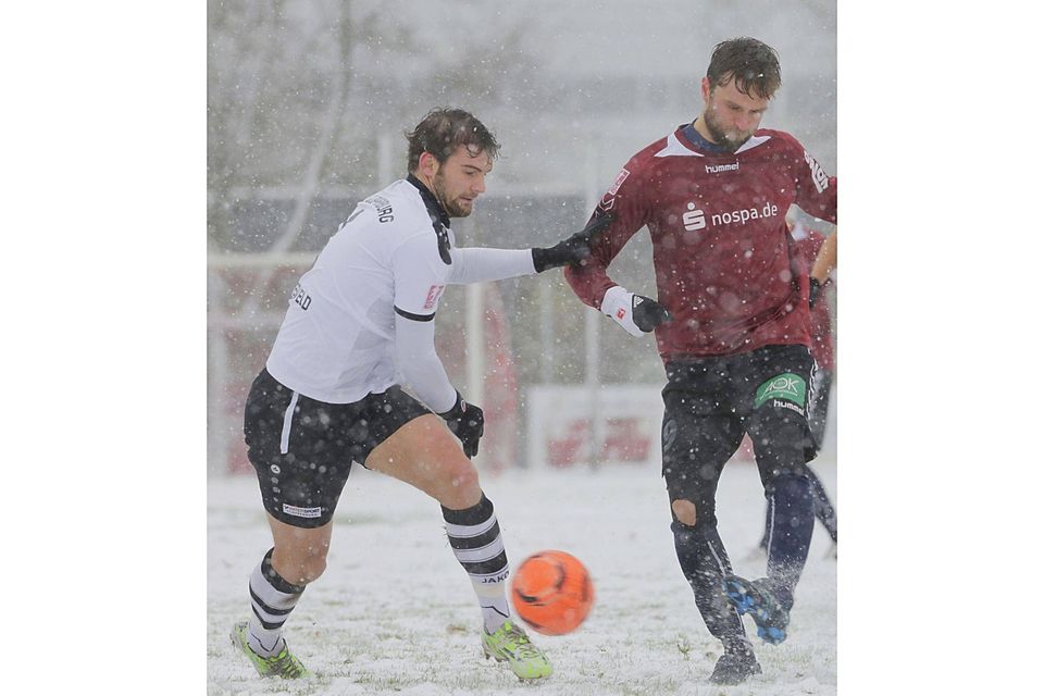 Auf Fußball bei regulären Bedingungen hoffen Fiete Sykora (re.) und der ETSV Weiche am Sonntag in Hildesheim. Foto: Dewanger