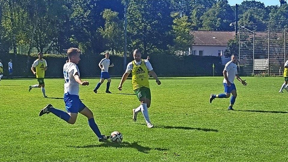 Im ersten Gruppenspiel gewinnt die SGM ABV/TSV 07 Stuttgart (mit Leibchen) mit 4:0 gegen die Spvgg Möhringen II.  Foto: Patrick Steinle