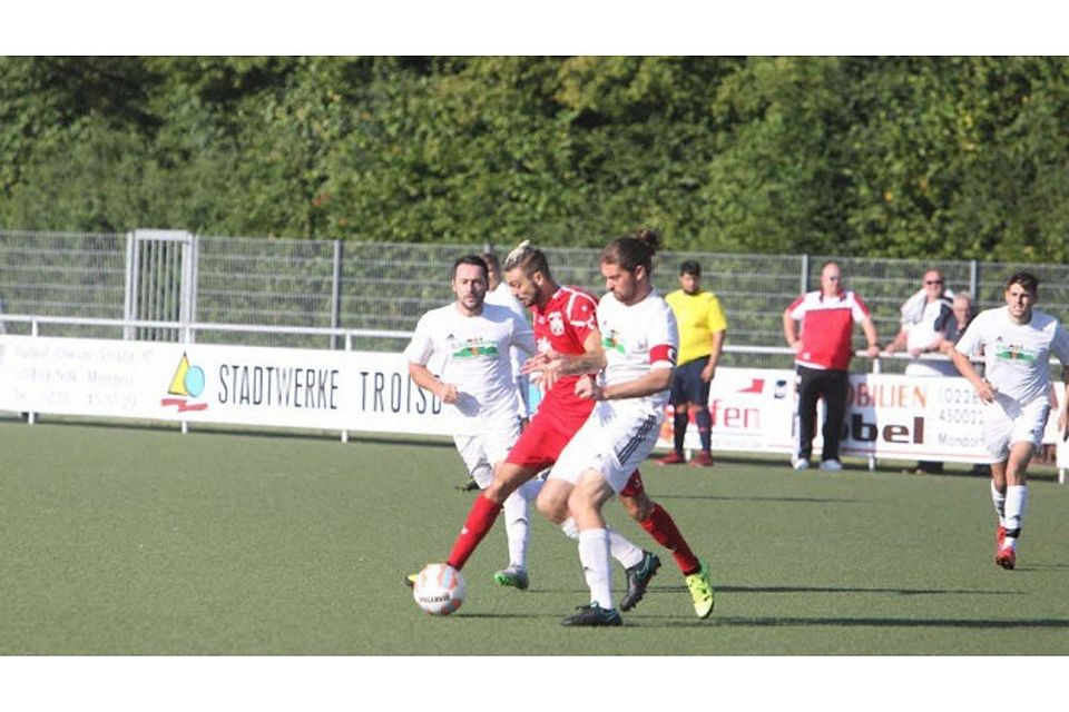 Nur schwer vom Ball zu trennen: André Klug vom FC Hennef 05. Foto: Bröhl