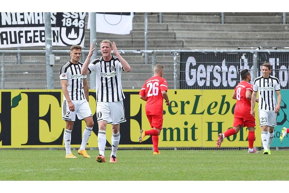 Unglücklich wirkte die Mannschaft des VfR Aalen II (weiß) gegen das Team des SSV Ulm (rot) am Sonntag. SZ-Foto: Thomas Siedler