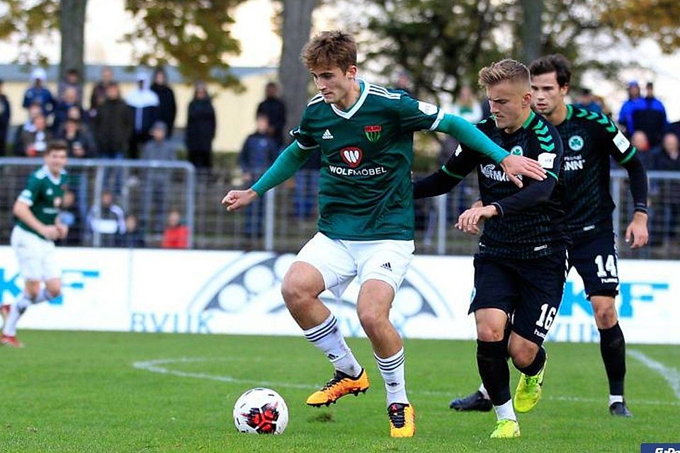 Tim Danhof (am Ball) wird weiter in Schweinfurt versuchen, den Sprung in die dritte Liga zu schaffen.