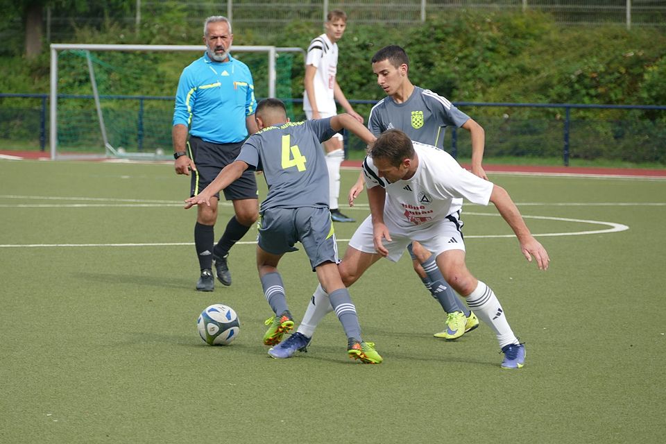 Ingo Marek im Duell mit zwei Gegenspielern.