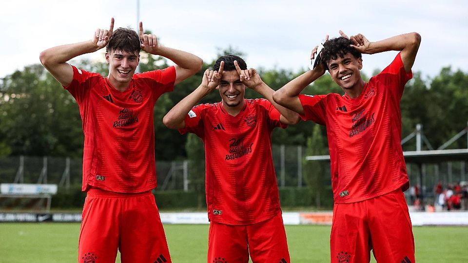 Davide Dell`Erba (m.) kann sich nach der Beförderung von Adam Aznou (r.) beim FC Bayern II in den Fokus spielen.
