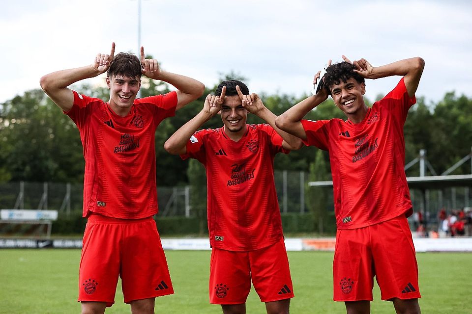Davide Dell`Erba (m.) kann sich nach der Beförderung von Adam Aznou (r.) beim FC Bayern II in den Fokus spielen.
