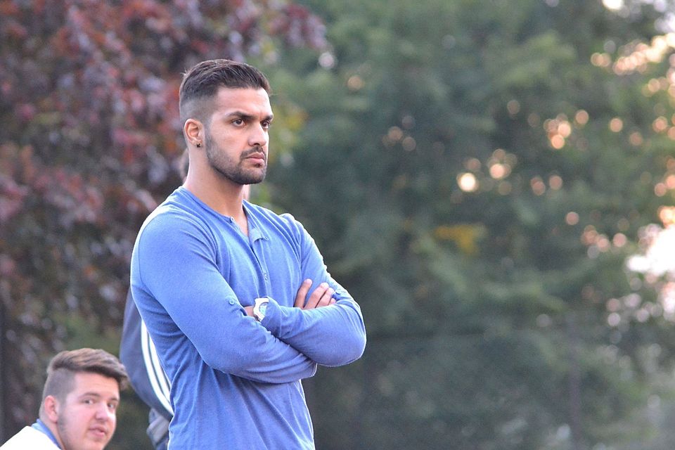 Kritischer Blick: Ali Naghsh beäugt das Spiel seiner Presberger, die mit 3:2 gegen Gladbach/Hausen gewannen. Foto: Sprick. Kritischer Blick: Ali Naghsh beäugt das Spiel seiner Presberger, die mit 3:2 gegen Gladbach/Hausen gewannen. Foto: Sprick.