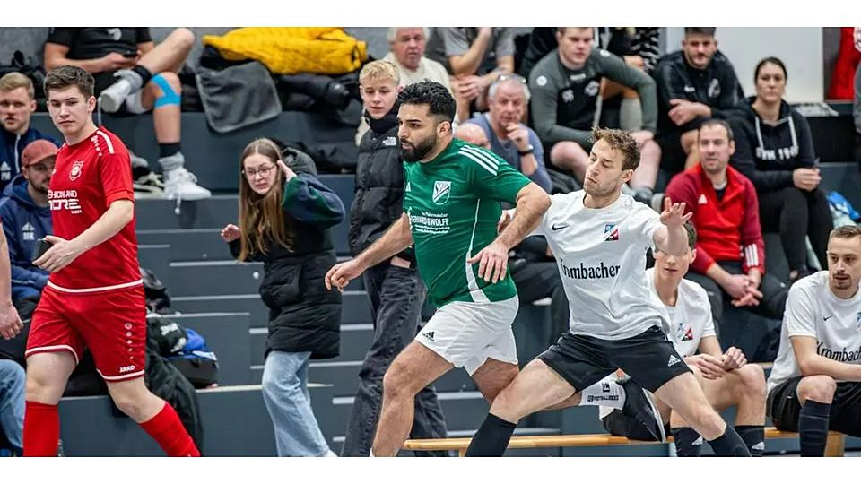 Eine Szene aus dem vergangenen Jahr beim Hallenfußball-Turnier der SG Niederbiel: Deniz Günes (blaues Trikot) von der SG Oberbiel und Kevin Schweizer von der SG Ulmtal/Biskirchen kämpfen in der Großsporthalle Burgsolms um den Sieg. (Archivfoto) © Jenniver Röczey