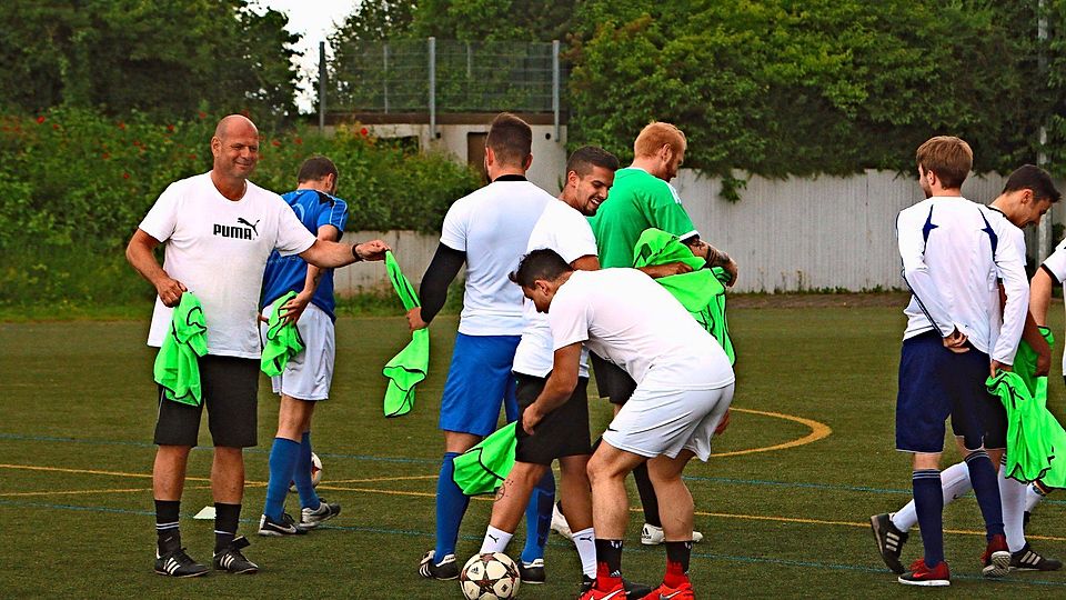 Als Nachfolger von Andreas Broß teilt nun Dietmar Seethaler (links) die Trainingshemden in Heimerdingen aus. Foto: Andreas Gorr