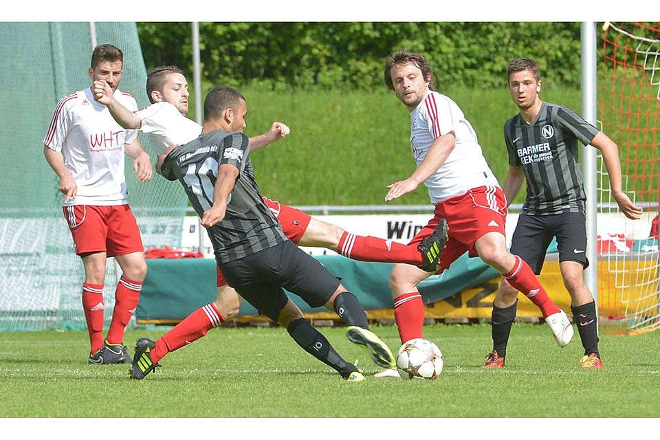 Keine Chance hatte der FC Wangen (Okan Housein, links, Peter Giraud, rechts) in der Verbandsliga gegen Gmünd (Marvin Gnaase). Derek Schuh