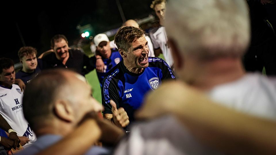 Markus Ansorge feiert im Kreis seiner Mannschaft den Derbysieg vor heimischer Kulisse gegen Murnau.