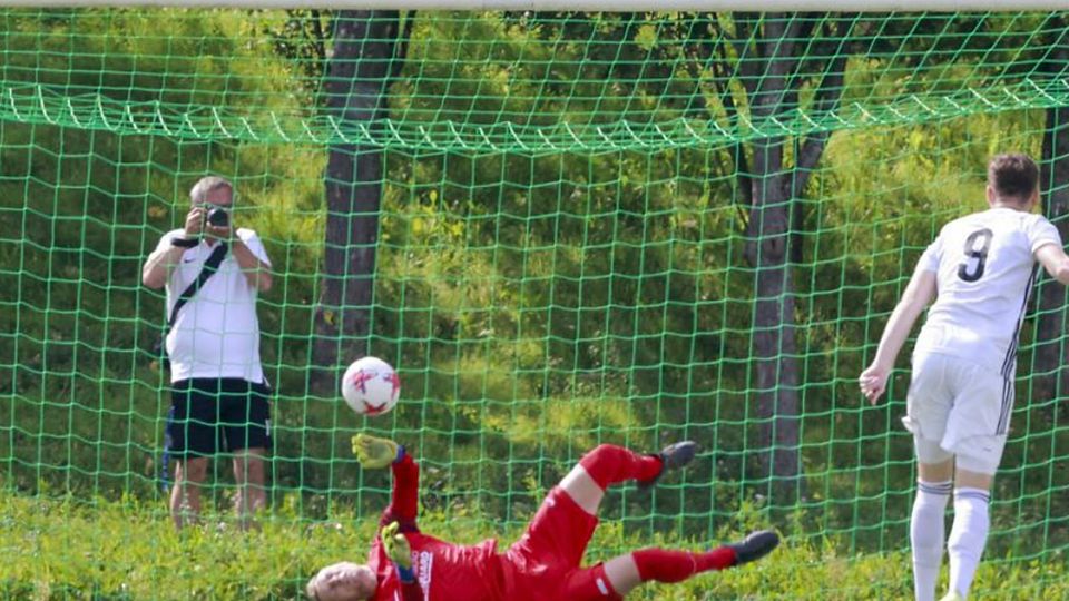 Patrick Hochhaus trifft per Elfmeter zum 1:0 gegen die TuS Marienborn II (mit Torwart Benedict Martens). 