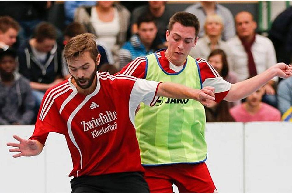 39 Mannschaften sind in der Vorrunde der Hallenkreismeisterschaften angetreten, darunter der TSV Attenweiler (l.) und der SV Muttensweiler. In dieser Partie setzte sich Attenweiler mit 2:1 durch. (SZ-Foto: Strohmaier) 39 Mannschaften sind in der Vorrunde der Hallenkreismeisterschaften angetreten, darunter der TSV Attenweiler (l.) und der SV Muttensweiler. In dieser Partie setzte sich Attenweiler mit 2:1 durch. (SZ-Foto: Strohmaier)