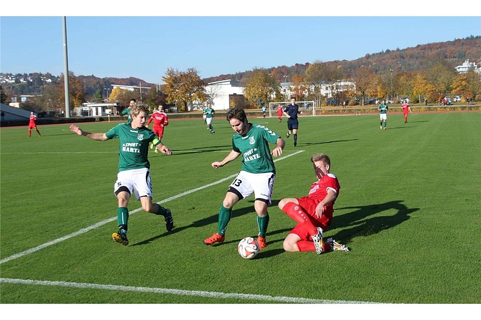 Der TSV Bad Abbach (grün) kickt am Wochenende vor heimischen Publikum. Kelheim (rot) reist nach Schwandorf.  Foto: Roloff