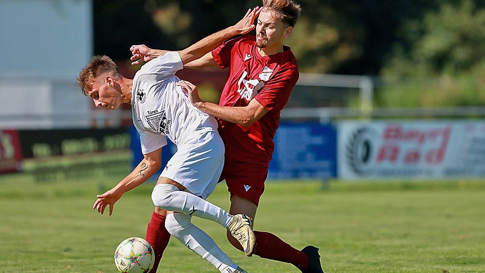 Durchsetzungsstark: Manuel Kraus (rechts) besiegte mit dem SV Klingsmoos den TSV Burgheim (Luca Manhart) mit 3:0. 