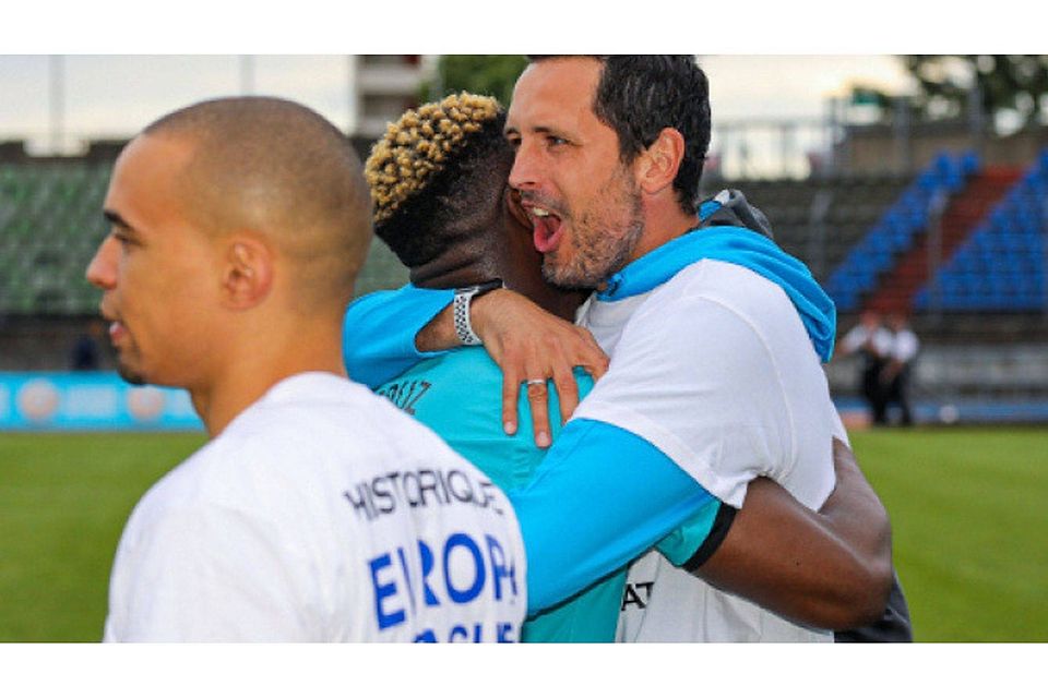 Geschafft! Dino Toppmöller (rechts) bejubelt den Pokalsieg. Im Finale gab es einen 5:0-Erfolg gegen Etzella Ettelbrück. Mit F 91 Düdelingen hat er damit das Double in Luxemburg perfekt gemacht. Nun zieht der angehende Fußball-Lehrer weiter, womöglich nach Belgien. Foto: Wildson Alves/Tageblatt