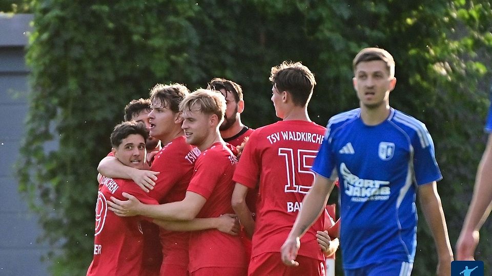 Nach der Pause übernahmen die "Boscheissa" (in rot) das Spielgeschehen und feierten am Ende einen verdienten Auswärtssieg.