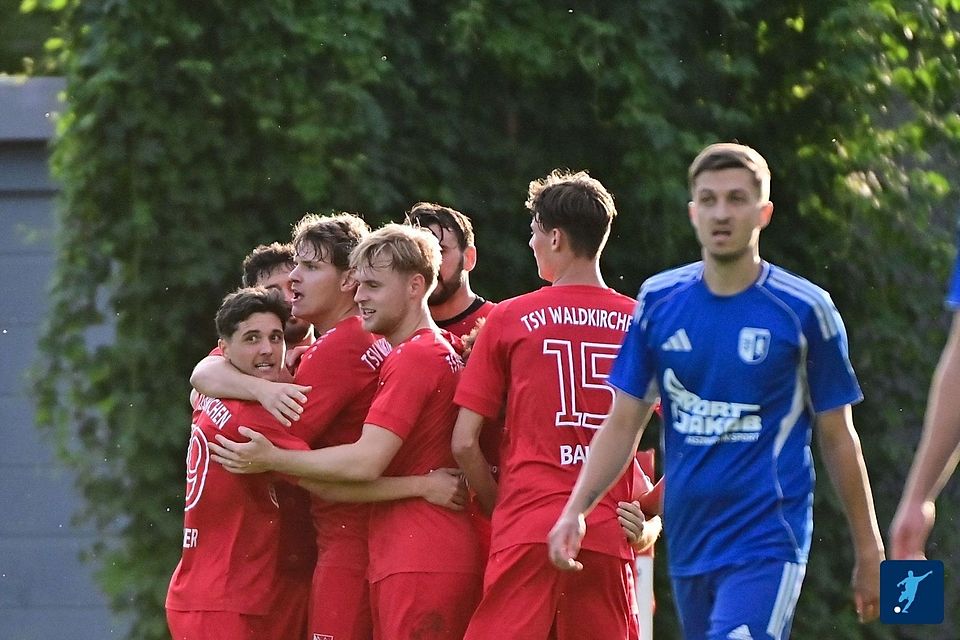 Nach der Pause übernahmen die "Boscheissa" (in rot) das Spielgeschehen und feierten am Ende einen verdienten Auswärtssieg. Nach der Pause übernahmen die "Boscheissa" (in rot) das Spielgeschehen und feierten am Ende einen verdienten Auswärtssieg.