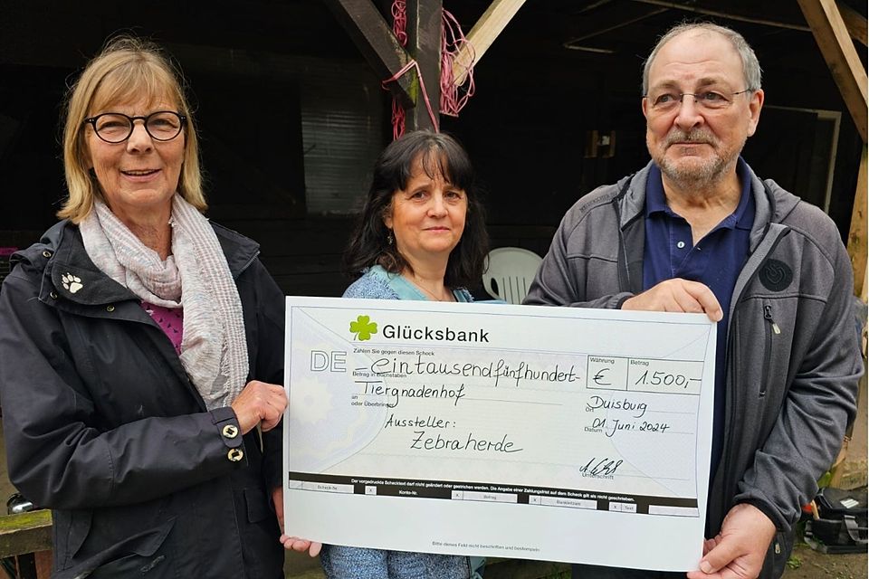 Renate Zolopa, Vera Holl und Alfred Eichholz (v.l.n.r.) bei der Scheckübergabe auf dem Tiergnadenhof.