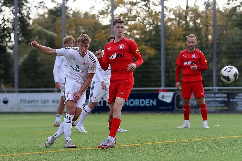 Marten Soder  (li., Kaltenkirchener TS) klärt im Hinspiel vor Marvin Müller (Kilia Kiel).