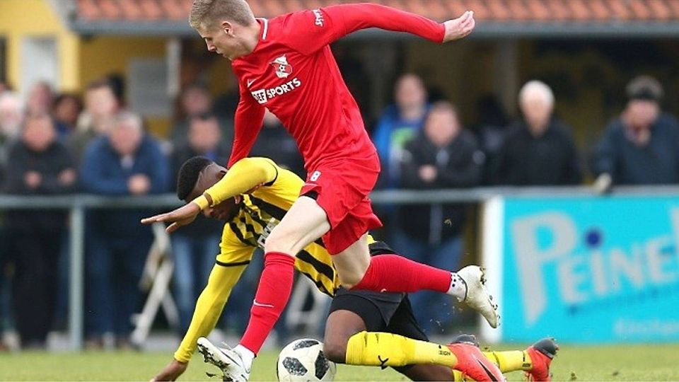 Philipp Hilmer (in rot) wird sich das Trikot der SpVgg Hankofen nicht mehr überstreifen. F: Weiderer