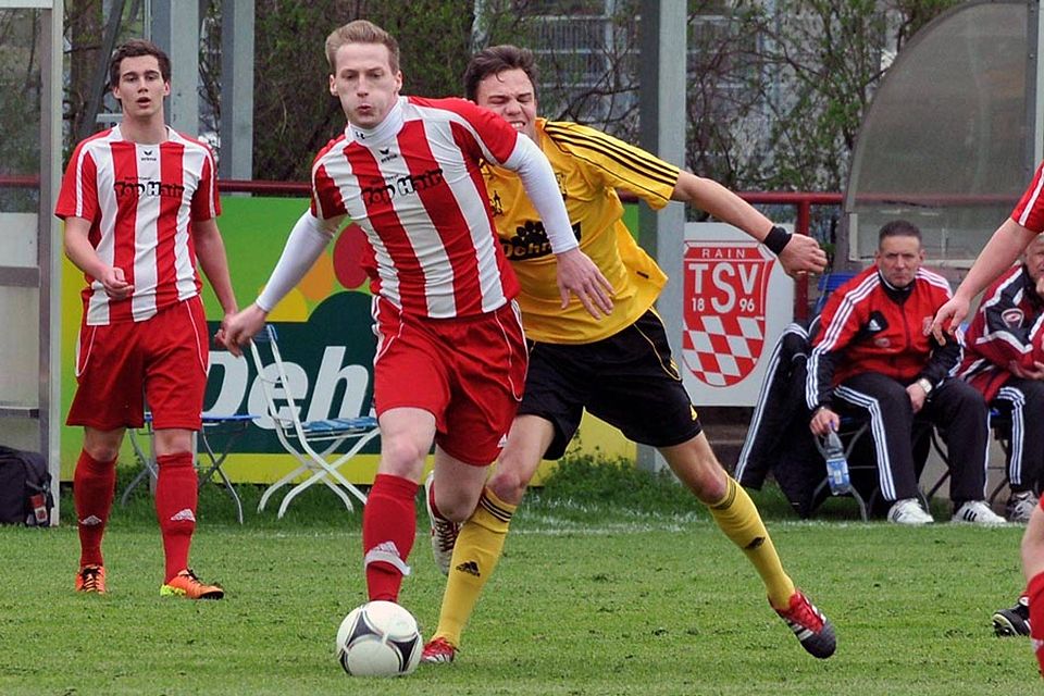 Volldampf voraus! Benni Schmid (am Ball) erwartet mit dem TSV Neusäß den Aufstiegskandidaten TSV Wertingen.  F.: Jung