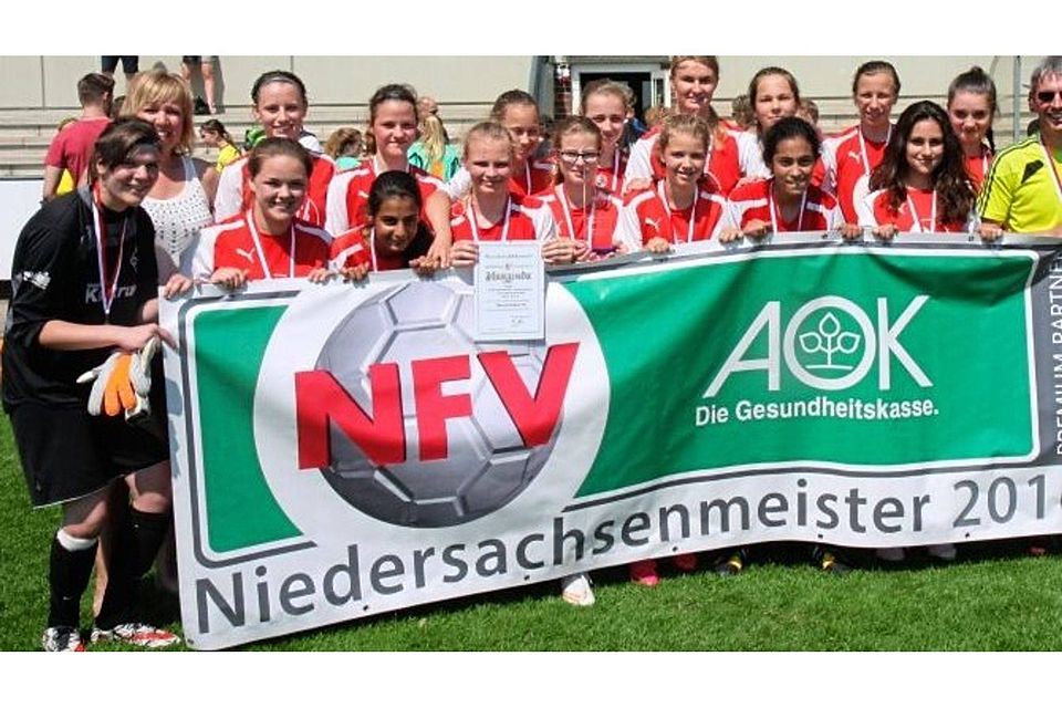 Strahlende Gesichter: Die OSC-Mädchen feiern den Sieg bei der Niedersachsenmeisterschaft in Barsinghausen. Foto: NFV