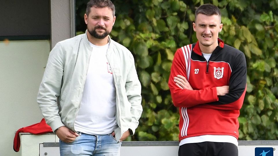 Matthias Süß (li.) und Fabian Burmberger bilden über das Saisonende hinaus das Trainergespann der Künzinger Bezirksligamannschaft