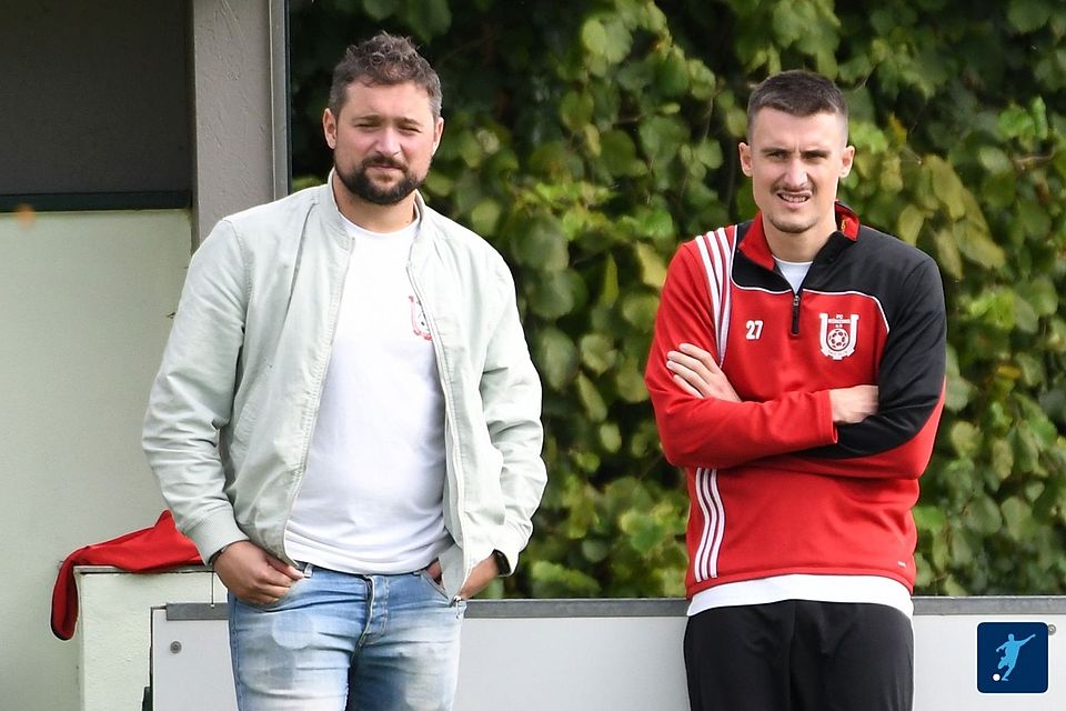 Matthias Süß (li.) und Fabian Burmberger bilden über das Saisonende hinaus das Trainergespann der Künzinger Bezirksligamannschaft