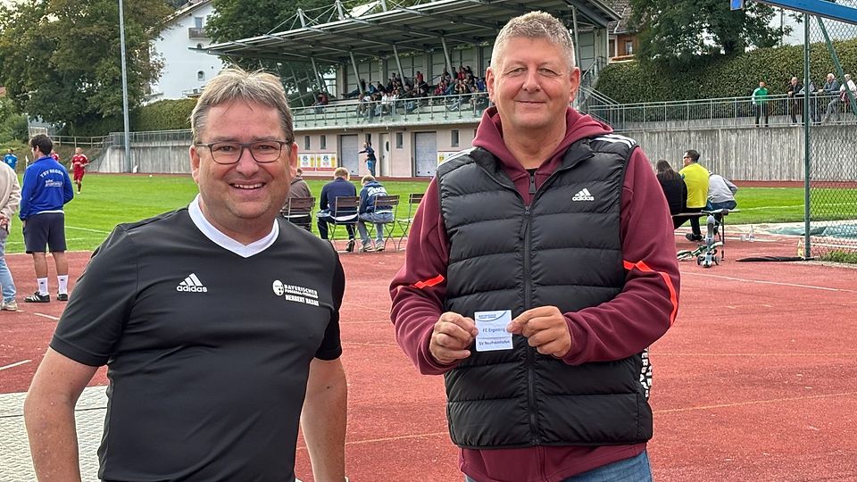 Kreisspielleiter Herbert Hasak (li.) mit Losfee Robert Fischer 