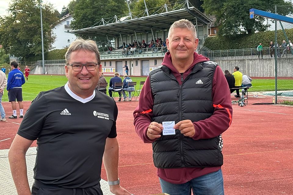 Kreisspielleiter Herbert Hasak (li.) mit Losfee Robert Fischer 