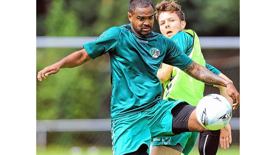 Neu beim VfB Lübeck: Gary Noel, Nationalspieler aus Mauritius, hier im Trainingszweikampf mit Adrian Cekala.objectivo/Kugel