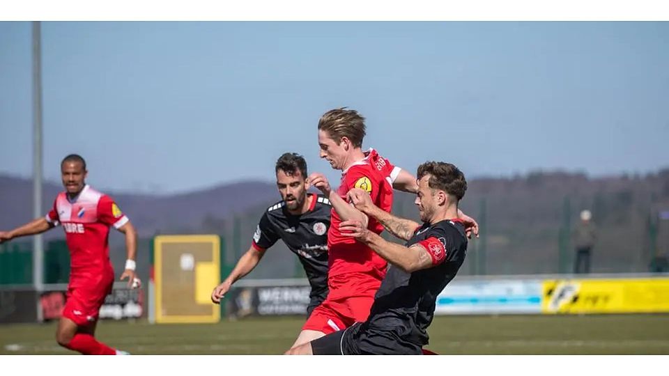 Auf ein Neues: Justin Steinkötter vom TSV Steinbach Haiger trifft diesmal nicht in der Liga, sondern im Halbfinale des Fußball-Hessenpokals auf Maurice Springfeld (r.) und den KSV Hessen Kassel. (Archivfoto) © Björn Franz
