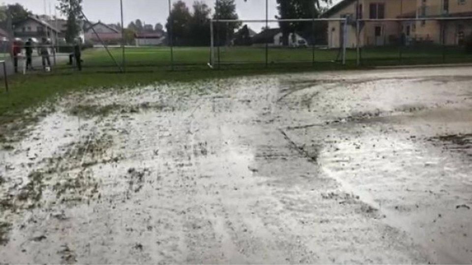 Bespielbar oder nicht - das ist hier die Frage: Der Straßkirchener Sandplatz am Samstagvormittag. Foto: DJK Straßkirchen