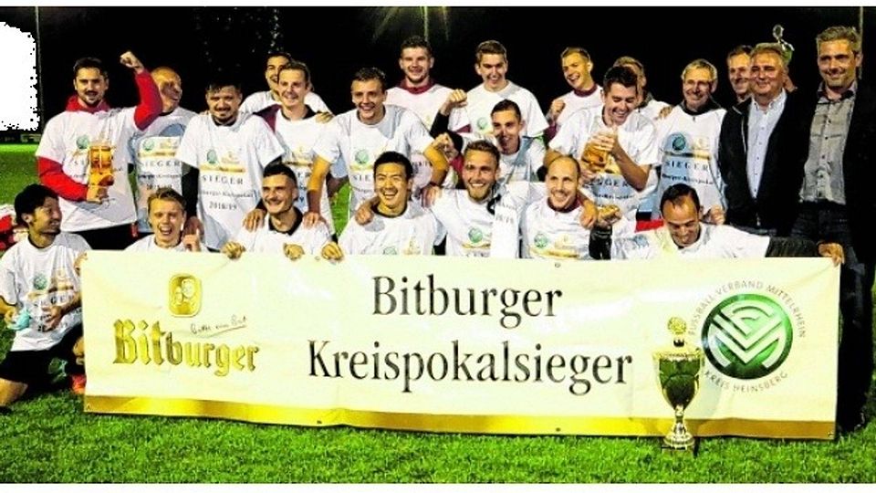 Die Spieler des FC Wegberg-Beeck freuen sich über den Kreispokalsieg. Es gratulierten Josef Küppers (2.v.r) und Ralf Schmidt vom Fußballkreis-Vorstand. Foto: agsb