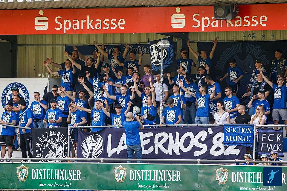 Traditionell lautstark unterstützt strebt der Würzburger FV, ein weiterer Bayernliga-Dino, den Klassenerhalt über Umwege an.