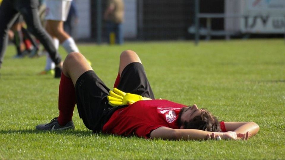 Eine Szene mit Symbolcharakter: der Underdog von der Waldau lag nach den 120 Relegationsminuten am Boden. Foto: Frey