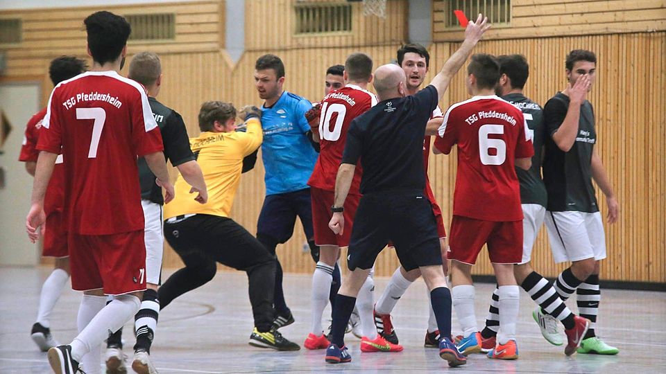 Die Rangelei im Finale der Futsal-Kreismeisterschaft kommt TuS Hochheim teuer zu stehen. Zwei Leistungsträger wurden über die Winterpause hinaus gesperrt.	Archivfoto: photoagenten/Andreas Stumpf