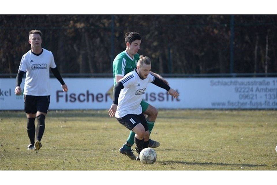 Eine 0:5-Klatsche gab es für die SpVgg Ebermannsdorf (in Weiß) im Heimspiel gegen den SV Hubertus Köfering.  Foto: Brückmann