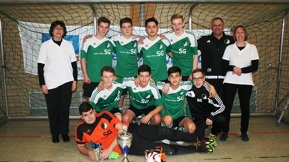 Das Siegerteam des TuSV Bützfleth mit den beiden Damen Ina Seemann (links) und Heike Wolfsfehner (rechts) von der Pinguin Apotheke in Stade.