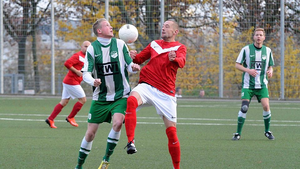 Hassia Kemptens Torschütze zum 1:1-Ausgleich, Christian Bernd (vorne links), und DITIB-Spieler Frank Egger tanzen mit dem Ball. Zum Schluss hin hatte Türkgücü den längeren Atem.Foto: hbz/Kristina Schäfer